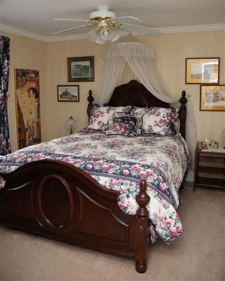 Bondy House Bed & Breakfast Amherstburg Екстер'єр фото