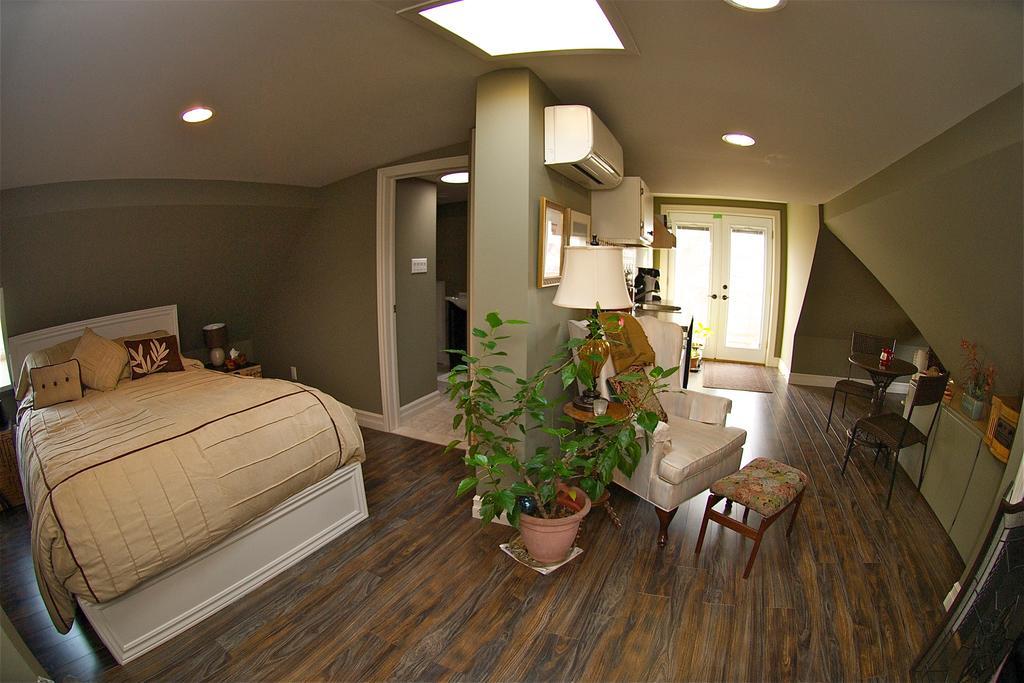 Bondy House Bed & Breakfast Amherstburg Екстер'єр фото