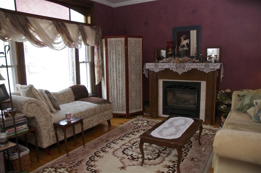 Bondy House Bed & Breakfast Amherstburg Екстер'єр фото