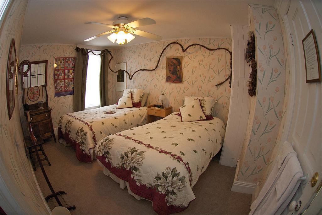 Bondy House Bed & Breakfast Amherstburg Екстер'єр фото
