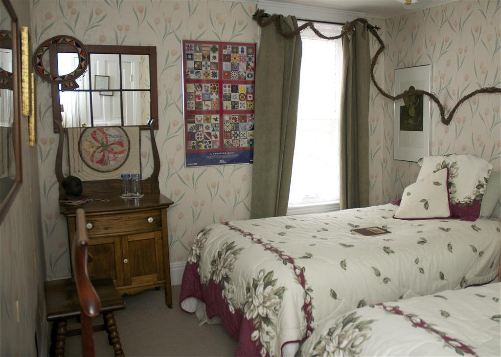 Bondy House Bed & Breakfast Amherstburg Екстер'єр фото