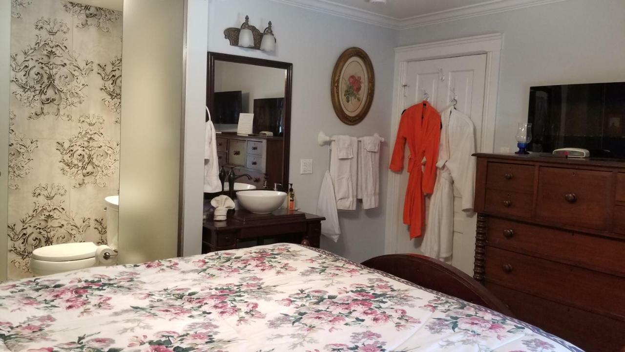 Bondy House Bed & Breakfast Amherstburg Екстер'єр фото