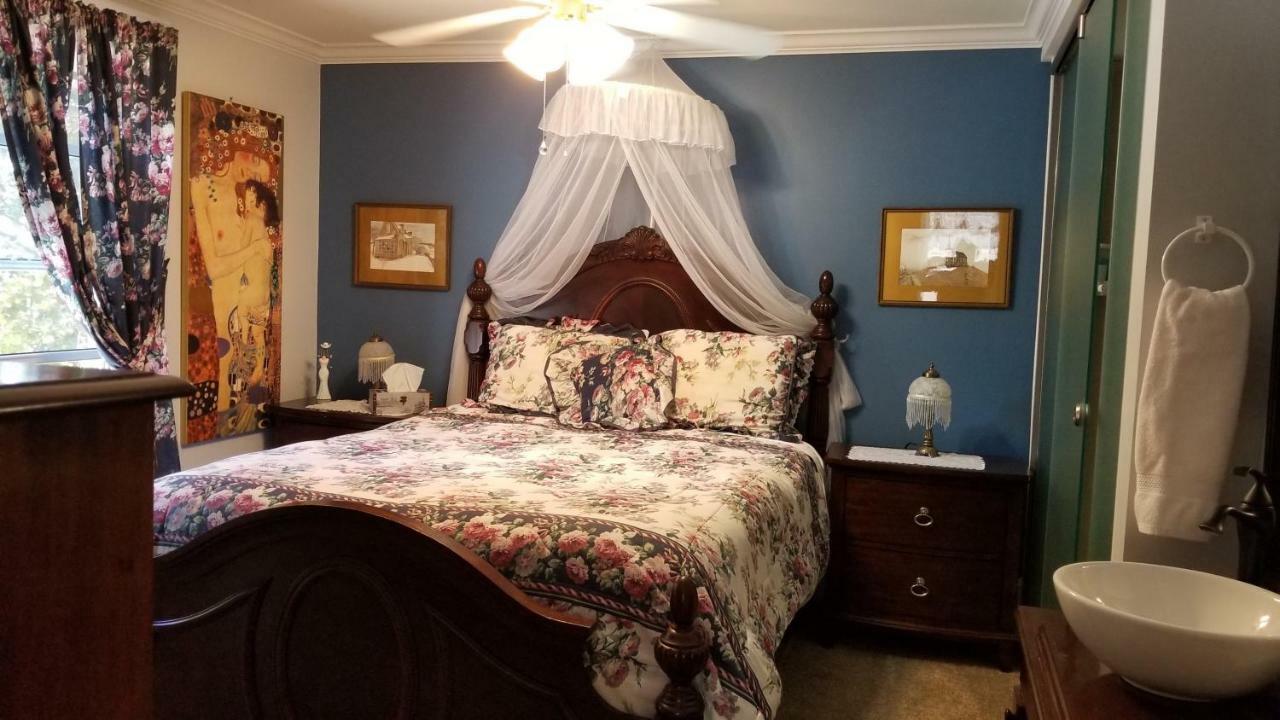 Bondy House Bed & Breakfast Amherstburg Екстер'єр фото